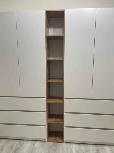 Шкаф с дубовым стеллажом по центру и ящиками