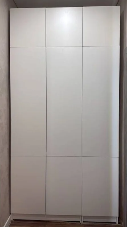 Высокий белый шкаф без ручек